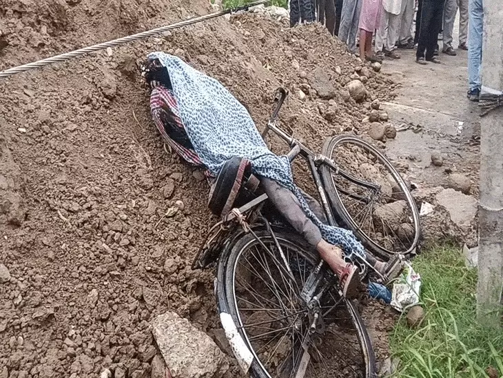 Pathankot pole fall cyclist death Punjab