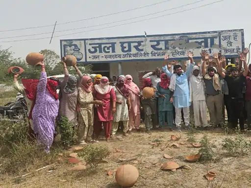 रोहतक में पानी संकट पर ग्रामीणों का प्रदर्शन, जलघर पर जड़ा ताला; 24 घंटे का अल्टीमेटम