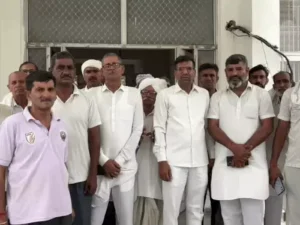 खेतों से हाईटेंशन लाइन निकालने का किसानों ने किया विरोध, बहादुरगढ़ में SDM से मिले ग्रामीण