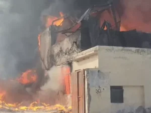 हरियाणा की 2 फैक्ट्रियों में भीषण आग, दूर तक दिखा धुएं का गुबार; 2 मजदूर झुलसे, VIDEO वायरल