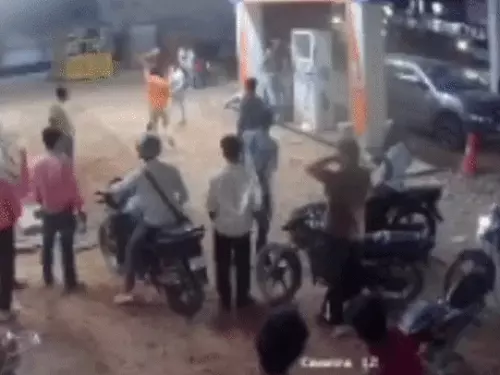 फरीदाबाद में पेट्रोल पंप कर्मचारी की पिटाई, VIDEO वायरल; पहले पेट्रोल डालने को लेकर हुआ विवाद