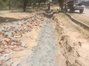 सिरसा में पुरानी ईंटों से बनाई जा रही दीवार गिराई: ग्रामीणों के विरोध के बाद रुका काम, अब नई ईंटों से होगा निर्माण