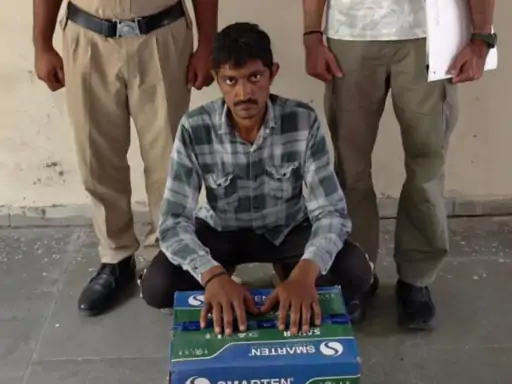 तोशाम पुलिस ने अरेस्ट किया बैटरी चोर:घर के बाहर खड़े ट्रैक्टर से निकाली, पुलिस ने स्कूटी को जब्त किया