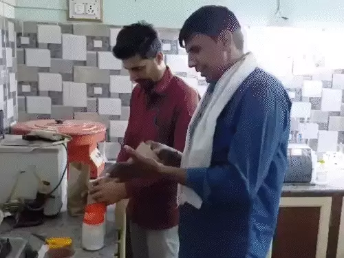 हांसी में महादेव डेयरी प्लांट पर CM फ्लाइंग की रेड, गंदगी के बीच मिला हजारों लीटर दूध