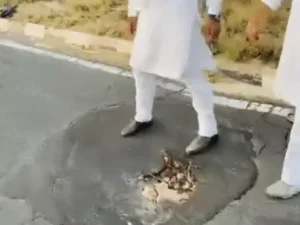 सिरसा में NH-9 पर जानलेवा गड्ढे, VIDEO वायरल; दिग्विजय चौटाला ने अधिकारियों से की कार्रवाई की मांग
