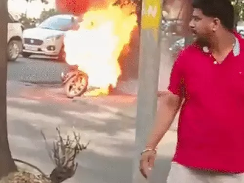 चंडीगढ़ में युवक ने गुस्से में अपनी ही बाइक फूंकी, कार से टक्कर के बाद हुआ विवाद