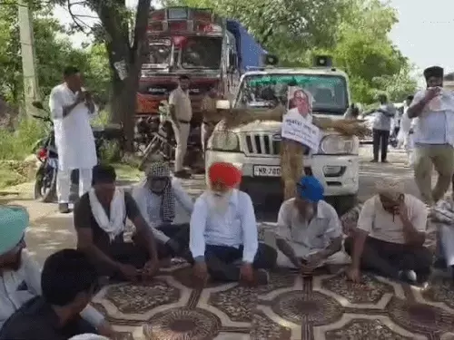 कुरुक्षेत्र में सूरजमुखी खरीद शुरू न होने पर किसानों का धरना, आढ़तियों पर अवैध वसूली के आरोप