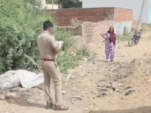 पत्नी का शव दबाने को नमक खरीद आंगन में खोदा-गड्ढा:कमरे से घसीटकर बाहर लाए बोरा; ऑटो में लाश लेकर बदलता रहा प्लान