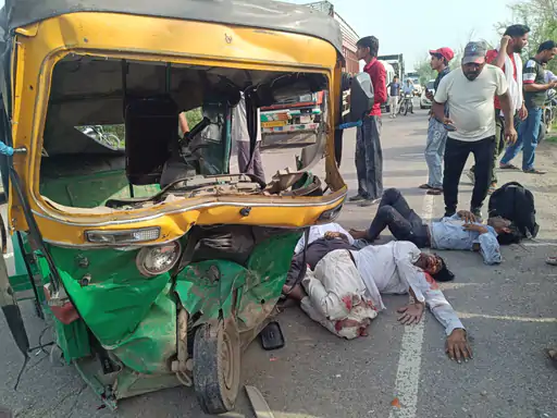 हरियाणा-कार ने ऑटो को उड़ाया, 2 मौत-4 घायल:टक्कर लगते ही 15 फीट दूर झाड़ियों में गिरी गाड़ी, ऑटो के परखच्चे उड़े; 4 PGI रेफर