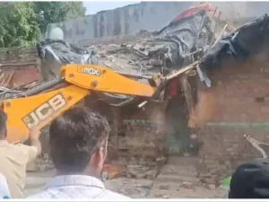 बहादुरगढ़ में बुलडोजर कार्रवाई पर हंगामा, मकान तोड़ने पहुंची टीम का महिलाओं ने किया विरोध