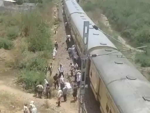 झज्जर में रेलवे ट्रैक पार करते समय किसान की मौत, अस्पताल जा रहे थे भाई से मिलने; खाटूश्याम जाने वाली ट्रेन रोकी गई