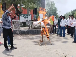 लोहारू में यूथ कांग्रेस का प्रदर्शन, मनोहर लाल खट्टर का पुतला फूंका; पूर्व CM बंसीलाल पर कथित टिप्पणी पर माफी की मांग