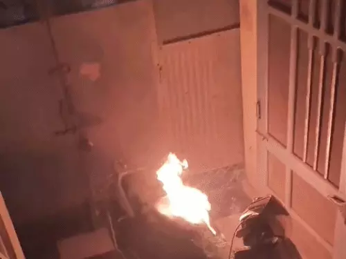 करनाल में खड़ी इलेक्ट्रिक स्कूटी में धमाके के बाद लगी आग, पास खड़ी स्पोर्ट्स बाइक भी जली; युवक झुलसा