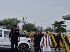 करनाल टोल पर प्रदर्शनकारियों के बीच पहुंचे केंद्रीय मंत्री खट्टर, बोले- हरियाणा में कोई गरीब नहीं; हटाए गए कर्मियों ने लगाई गुहार