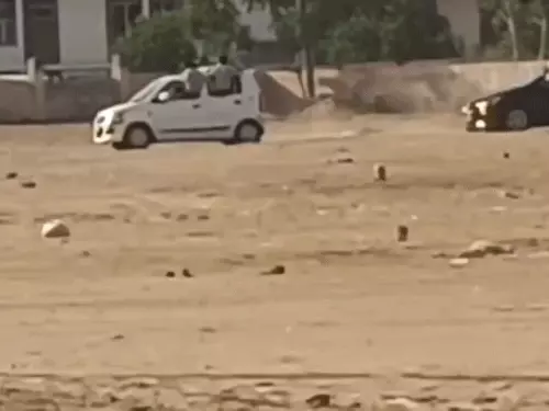 फरीदाबाद में कारों से खतरनाक स्टंटबाजी, VIDEO:दशहरा मैदान में खिड़कियों से बाहर निकले युवक, पहचान करने में जुटी पुलिस