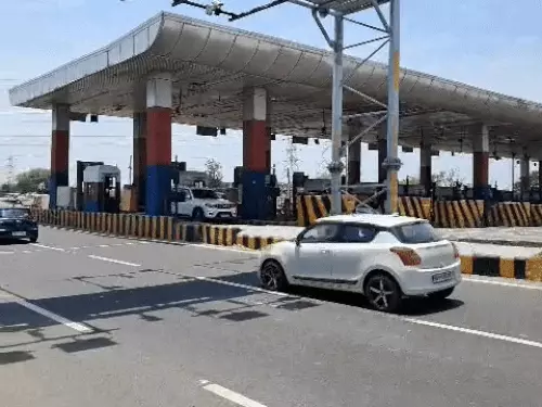 MLFF लागू होते ही हाईटेक हुआ बसताड़ा टोल, कैमरों से कट रहा टैक्स; बिना रुके गुजर रहे वाहन, लोकल पास बना विवाद