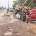 इसराना में लकड़ियों से भरी ट्रॉली पलटी, ग्रामीणों ने सड़क पर गड्ढों को बताया हादसे की वजह