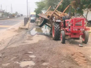 इसराना में लकड़ियों से भरी ट्रॉली पलटी, ग्रामीणों ने सड़क पर गड्ढों को बताया हादसे की वजह