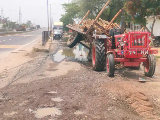 इसराना में लकड़ियों से भरी ट्रॉली पलटी, ग्रामीणों ने सड़क पर गड्ढों को बताया हादसे की वजह