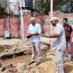 लोहारू में नाले की खुदाई के दौरान फटी पाइपलाइन, पानी की सप्लाई बाधित; SDM ने लिया जायजा
