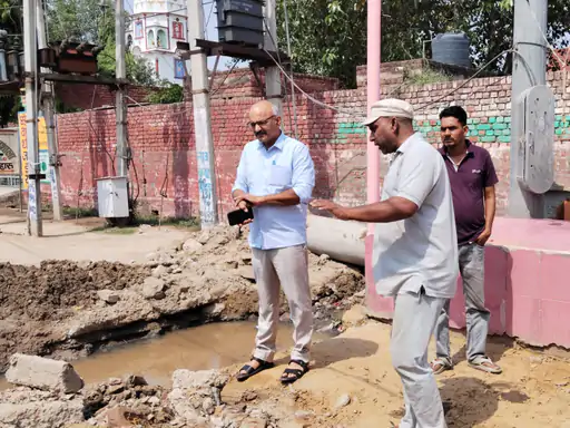 लोहारू में नाले की खुदाई के दौरान फटी पाइपलाइन, पानी की सप्लाई बाधित; SDM ने लिया जायजा