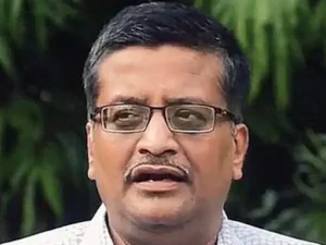 हरियाणा के रिटायर्ड IAS खेमका को हाईकोर्ट से राहत:अनुभव न होने पर भी एम्पैनलमेंट का लाभ मिलेगा; कैट के आदेश को खारिज किया