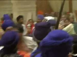मोहाली के गुरुद्वारे में हंगामा, रिहा होकर लौटे निहंग पर हमले की कोशिश; समर्थकों ने आरोपी को पकड़ा
