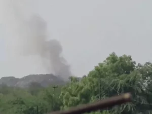 गुरुग्राम की बंधवाड़ी लैंडफिल साइट में फिर लगी आग, आसमान में छाया काला धुआं