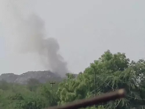 गुरुग्राम की बंधवाड़ी लैंडफिल साइट में फिर लगी आग, आसमान में छाया काला धुआं