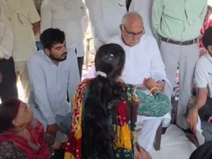 पंचकूला में HPSC अभ्यर्थियों के धरने में पहुंचे पूर्व CM, बोले- 35% क्राइटेरिया खत्म करे सरकार