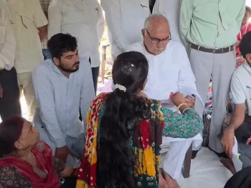 पंचकूला में HPSC अभ्यर्थियों के धरने में पहुंचे पूर्व CM, बोले- 35% क्राइटेरिया खत्म करे सरकार