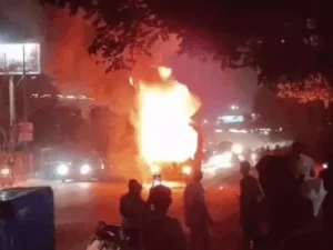 गुरुग्राम में चलते ट्रक में लगी भीषण आग, चालक ने कूदकर बचाई जान; दो घंटे तक जाम रहा हाईवे