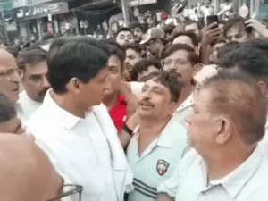 रोहतक में भीषण आग से 10 दुकानें खाक, 4 लोग फंसे: दुकानदार दीपेंद्र हुड्डा से लिपटकर रोया, बोला- मेरा बेटा गायब है