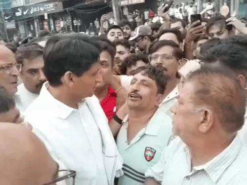 रोहतक में भीषण आग से 10 दुकानें खाक, 4 लोग फंसे: दुकानदार दीपेंद्र हुड्डा से लिपटकर रोया, बोला- मेरा बेटा गायब है