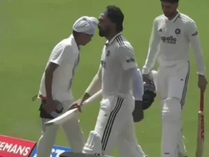 फैन ने छुए शुभमन गिल के पैर, BCCI स्टाफ ने बांटी कोल्ड ड्रिंक्स; IND vs AFG टेस्ट के पहले दिन दिखे खास नजारे
