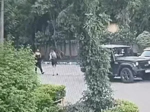 गुरुग्राम में दिल्ली पुलिस के सिपाही पर एक्स-गर्लफ्रेंड से मारपीट का आरोप, VIDEO वायरल; सड़क पर घसीटा और थप्पड़ मारे