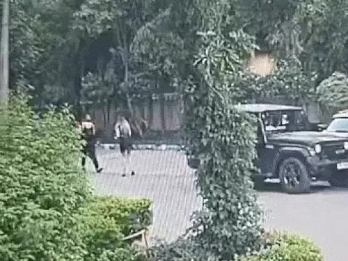 गुरुग्राम में दिल्ली पुलिस के सिपाही पर एक्स-गर्लफ्रेंड से मारपीट का आरोप, VIDEO वायरल; सड़क पर घसीटा और थप्पड़ मारे