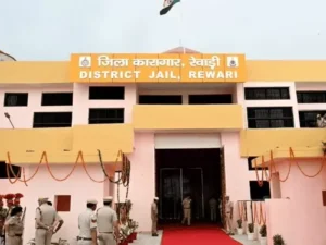 रेवाड़ी हाईटेक जेल के सुपरिंटेंडेंट सस्पेंड, 25 फीट ऊंची दीवार फांदकर फरार हुए थे दो कैदी