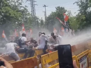 हरियाणा CM आवास घेरने पहुंचे कांग्रेस कार्यकर्ताओं पर लाठीचार्ज, दीपेंद्र हुड्डा पर वाटर कैनन का इस्तेमाल