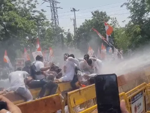 हरियाणा CM आवास घेरने पहुंचे कांग्रेस कार्यकर्ताओं पर लाठीचार्ज, दीपेंद्र हुड्डा पर वाटर कैनन का इस्तेमाल