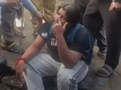 उत्तराखंड में हरियाणवी टूरिस्टों को घेरकर जमीन पर बैठाया, VIDEO वायरल; पहाड़ों में प्रवेश रोकने की मांग उठी