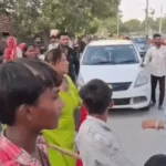 CIA टीम पर महिलाओं का हमला, VIDEO वायरल: पुलिस वाहन घेरकर आरोपी को छुड़ाया, ईंट-पत्थर बरसाए