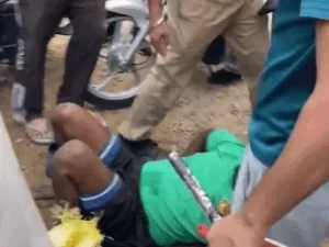 सड़क पर युवक की पिटाई का VIDEO वायरल, पुलिसकर्मी पर मारपीट के आरोप
