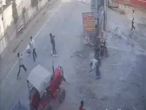 फरीदाबाद में क्रेटा-इनोवा की टक्कर के बाद बवाल, थार से कुचलने की कोशिश का VIDEO; युवक पर लाठी-डंडों से हमला