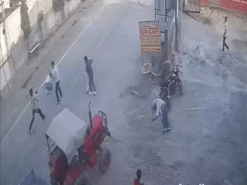 फरीदाबाद में क्रेटा-इनोवा की टक्कर के बाद बवाल, थार से कुचलने की कोशिश का VIDEO; युवक पर लाठी-डंडों से हमला