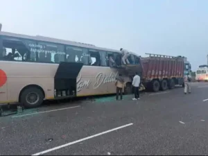 हरियाणा में टूरिस्टों से भरी वॉल्वो बस ट्रक में घुसी, 2 की मौत; 16 घायल, ड्राइवर को झपकी आने की आशंका