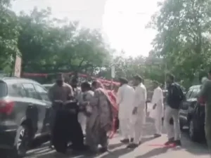लुधियाना में थाने के बाहर पति-पत्नी के बीच जमकर मारपीट, पुलिस के सामने चले लात-घूंसे; VIDEO वायरल