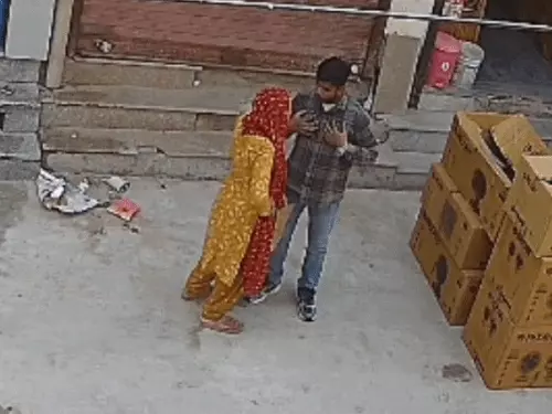 रुमाल घुमाकर महिला को झांसे में लिया, कानों के कुंडल लेकर फरार हुए ठग; CCTV में कैद हुई वारदात