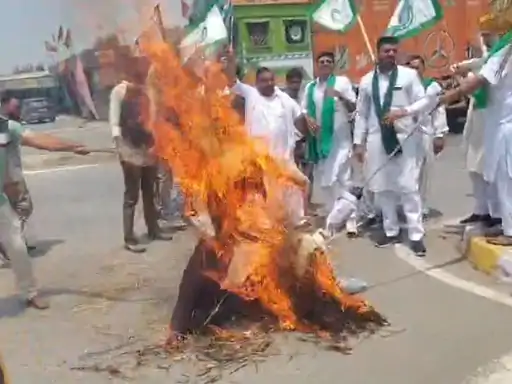 कैथल में PM मोदी और अमेरिकी राष्ट्रपति का पुतला फूंका, भारत-अमेरिका मुक्त व्यापार समझौते के खिलाफ किसानों का प्रदर्शन