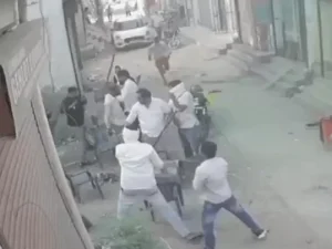 कैथल में युवक पर लाठी-डंडों से हमला, VIDEO वायरल; मुंह पर कपड़ा बांधकर पहुंचे हमलावर, CCTV में कैद वारदात
